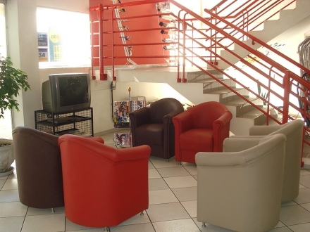 Motocar Motos - Sala de espera da oficina conta com TV e revistas temticas.