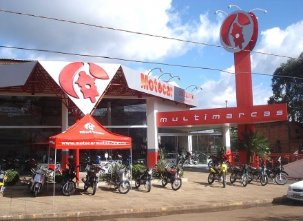 Motocar Motos - Entrada frontal da Motocar Motos no centro de Chapec.
