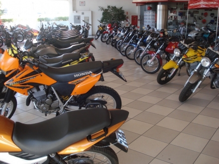 Motocar Motos - Motos  venda na vitrine da loja da Motocar.
