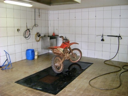 Motocar Motos - Moto de Trilha esperando um banho na lavagem da Motocar.